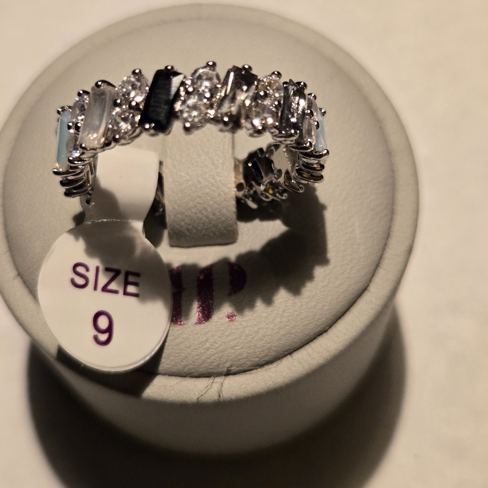 Elegant Silver and Black Women's Ring